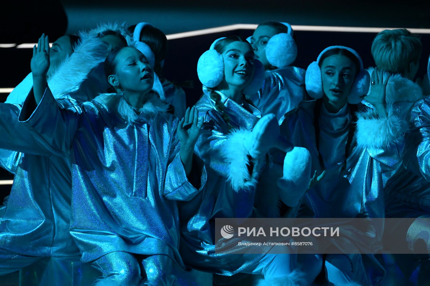 Выставка "Россия". "Мастерская чудес" - новогодние елки для детей участников СВО