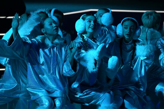 Международная выставка-форум "Россия"
"Мастерская чудес" - новогодние елки для детей участников СВО, павильон №75
Место: Россия, Москва. Автор: Владимир Астапкович/РИА Новости. Выставка "Россия". "Мастерская чудес" - новогодние елки для детей участников СВО