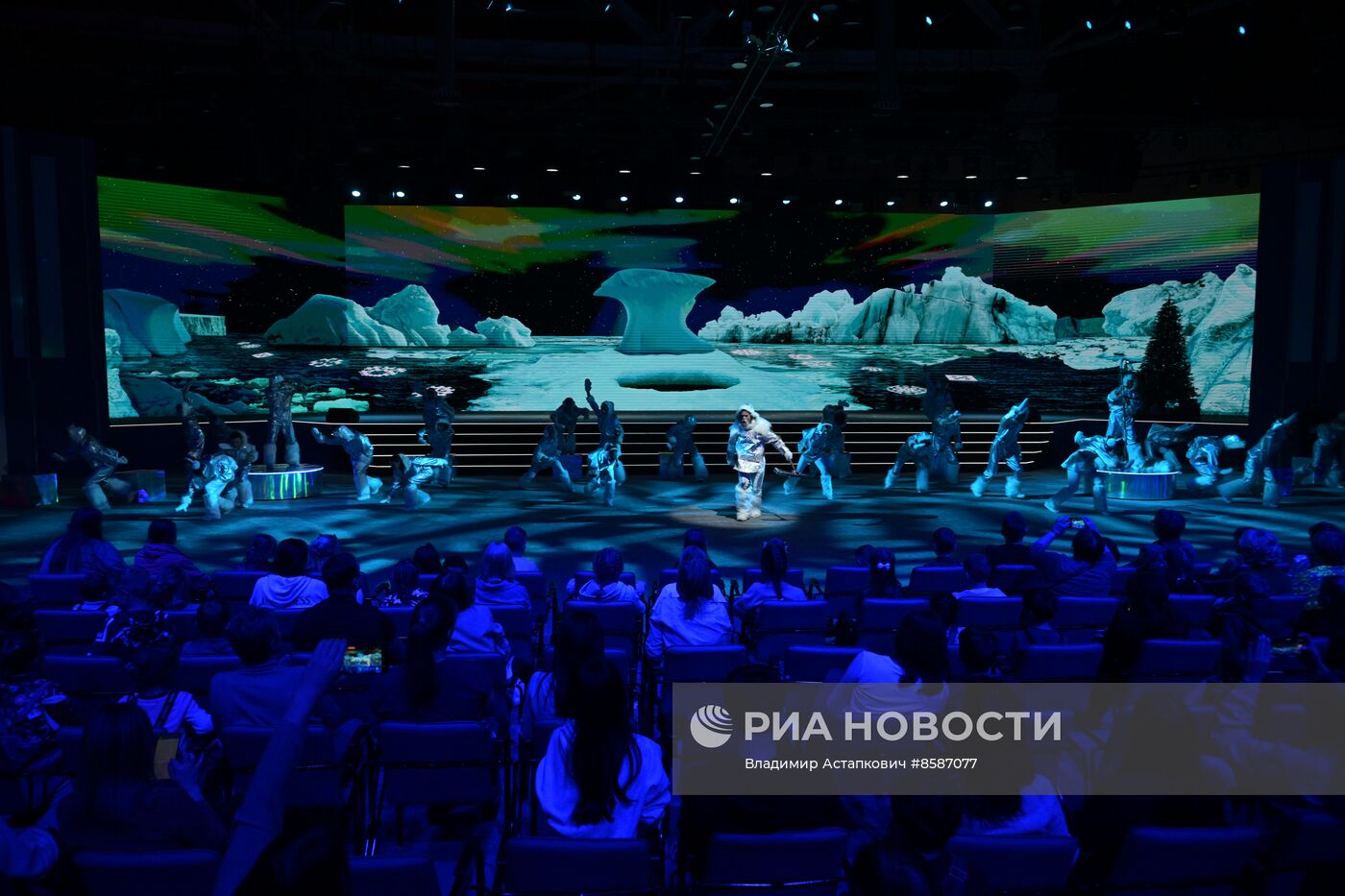 Выставка "Россия". "Мастерская чудес" - новогодние елки для детей участников СВО