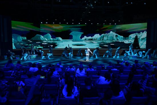 Международная выставка-форум "Россия"
"Мастерская чудес" - новогодние елки для детей участников СВО, павильон №75
Место: Россия, Москва. Автор: Владимир Астапкович/РИА Новости. Выставка "Россия". "Мастерская чудес" - новогодние елки для детей участников СВО