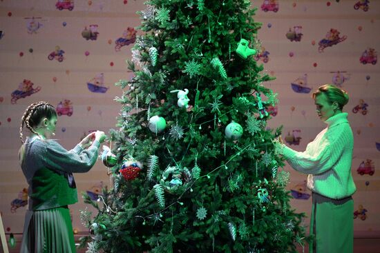 Международная выставка-форум "Россия"
"Мастерская чудес" - новогодние елки для детей участников СВО, павильон №75
Место: Россия, Москва. Автор: Владимир Астапкович/РИА Новости. Выставка "Россия". "Мастерская чудес" - новогодние елки для детей участников СВО