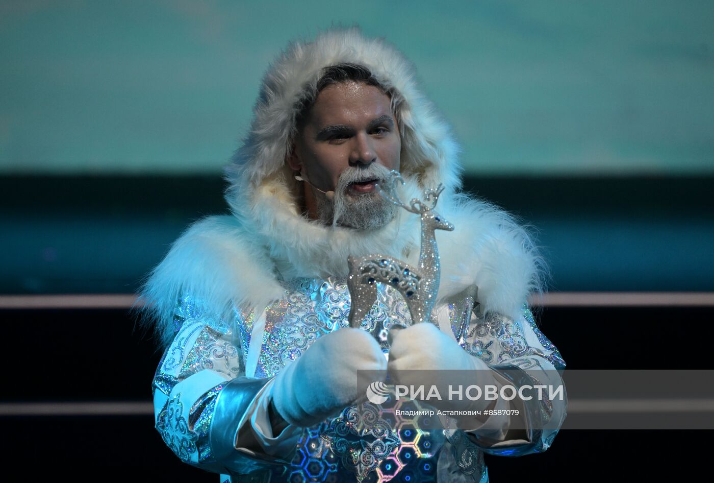 Выставка "Россия". "Мастерская чудес" - новогодние елки для детей участников СВО