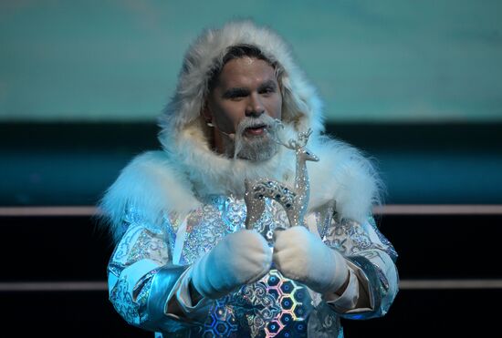 Международная выставка-форум "Россия"
"Мастерская чудес" - новогодние елки для детей участников СВО, павильон №75
Место: Россия, Москва. Автор: Владимир Астапкович/РИА Новости. Выставка "Россия". "Мастерская чудес" - новогодние елки для детей участников СВО