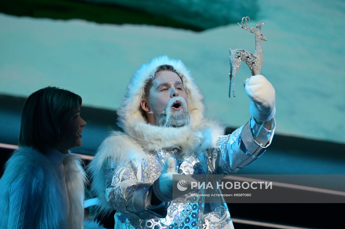 Выставка "Россия". "Мастерская чудес" - новогодние елки для детей участников СВО