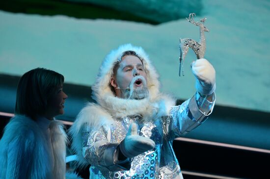 Международная выставка-форум "Россия"
"Мастерская чудес" - новогодние елки для детей участников СВО, павильон №75
Место: Россия, Москва. Автор: Владимир Астапкович/РИА Новости. Выставка "Россия". "Мастерская чудес" - новогодние елки для детей участников СВО