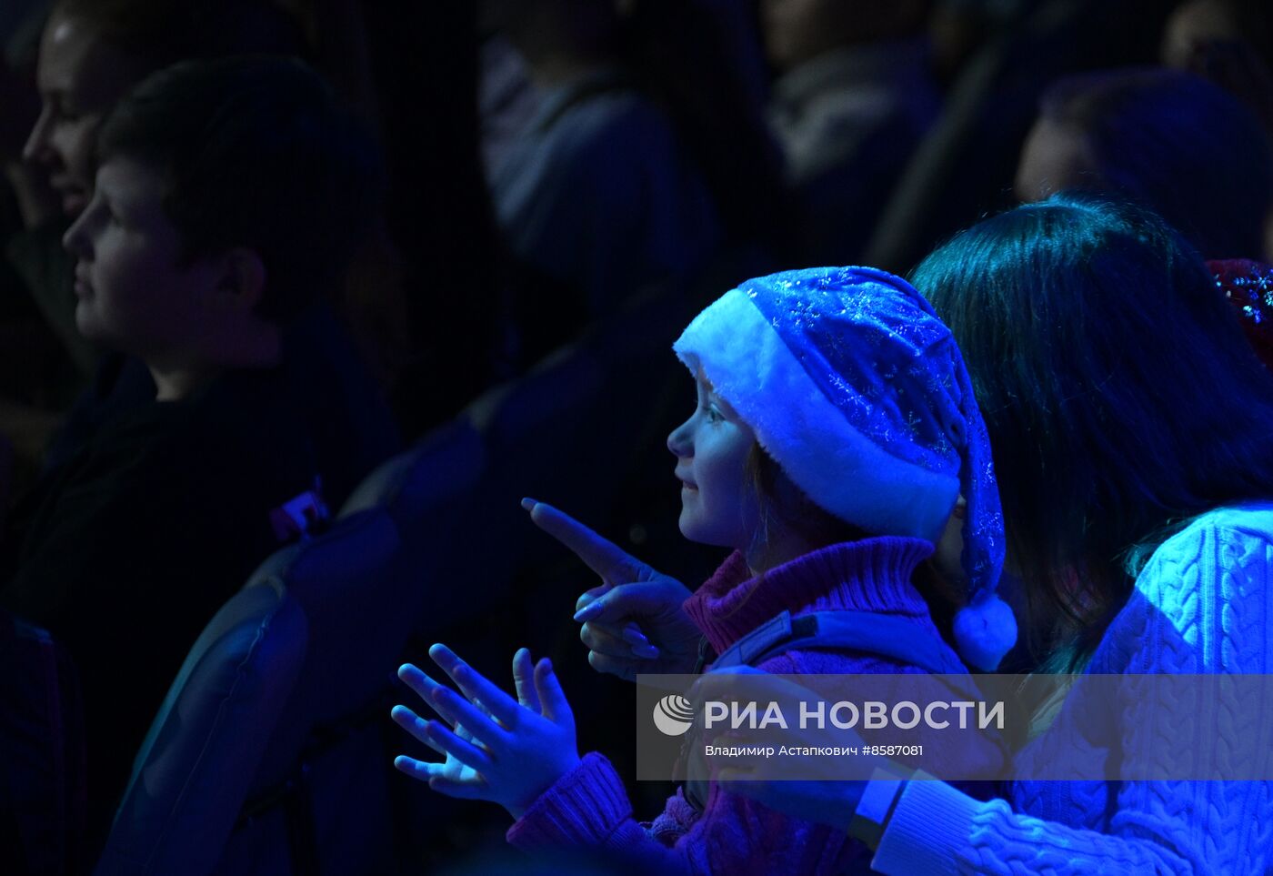 Выставка "Россия". "Мастерская чудес" - новогодние елки для детей участников СВО