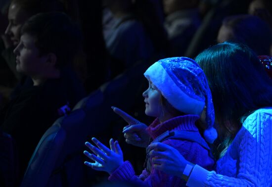 Международная выставка-форум "Россия"
"Мастерская чудес" - новогодние елки для детей участников СВО, павильон №75
Место: Россия, Москва. Автор: Владимир Астапкович/РИА Новости. Выставка "Россия". "Мастерская чудес" - новогодние елки для детей участников СВО