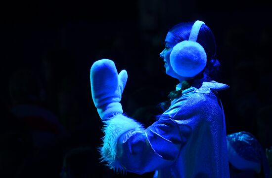 Международная выставка-форум "Россия"
"Мастерская чудес" - новогодние елки для детей участников СВО, павильон №75
Место: Россия, Москва. Автор: Владимир Астапкович/РИА Новости. Выставка "Россия". "Мастерская чудес" - новогодние елки для детей участников СВО