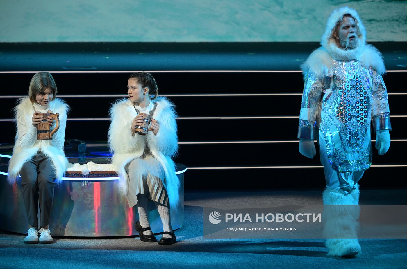 Выставка "Россия". "Мастерская чудес" - новогодние елки для детей участников СВО