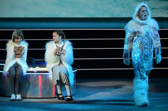 Международная выставка-форум "Россия"
"Мастерская чудес" - новогодние елки для детей участников СВО, павильон №75
Место: Россия, Москва. Автор: Владимир Астапкович/РИА Новости. Выставка "Россия". "Мастерская чудес" - новогодние елки для детей участников СВО