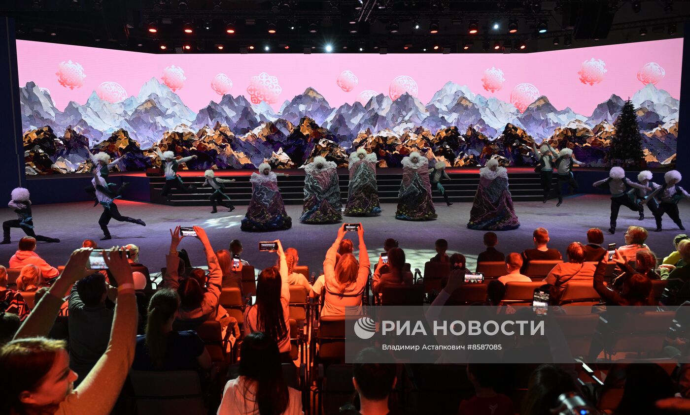 Выставка "Россия". "Мастерская чудес" - новогодние елки для детей участников СВО