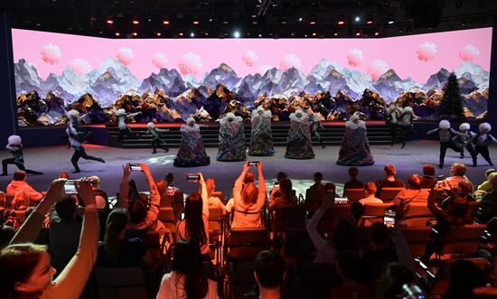 Международная выставка-форум "Россия"
"Мастерская чудес" - новогодние елки для детей участников СВО, павильон №75
Место: Россия, Москва. Автор: Владимир Астапкович/РИА Новости. Выставка "Россия". "Мастерская чудес" - новогодние елки для детей участников СВО