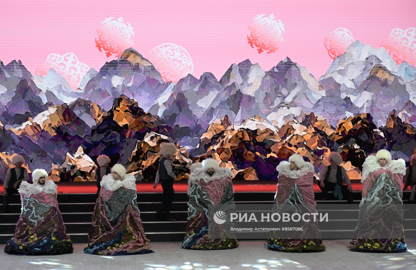 Выставка "Россия". "Мастерская чудес" - новогодние елки для детей участников СВО