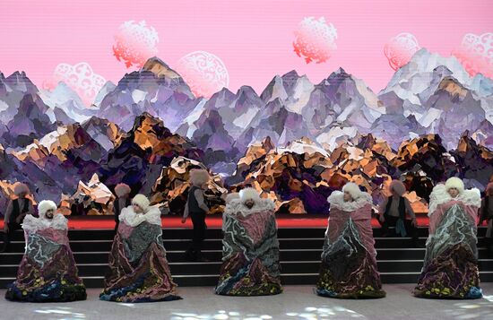 Международная выставка-форум "Россия"
"Мастерская чудес" - новогодние елки для детей участников СВО, павильон №75
Место: Россия, Москва. Автор: Владимир Астапкович/РИА Новости. Выставка "Россия". "Мастерская чудес" - новогодние елки для детей участников СВО