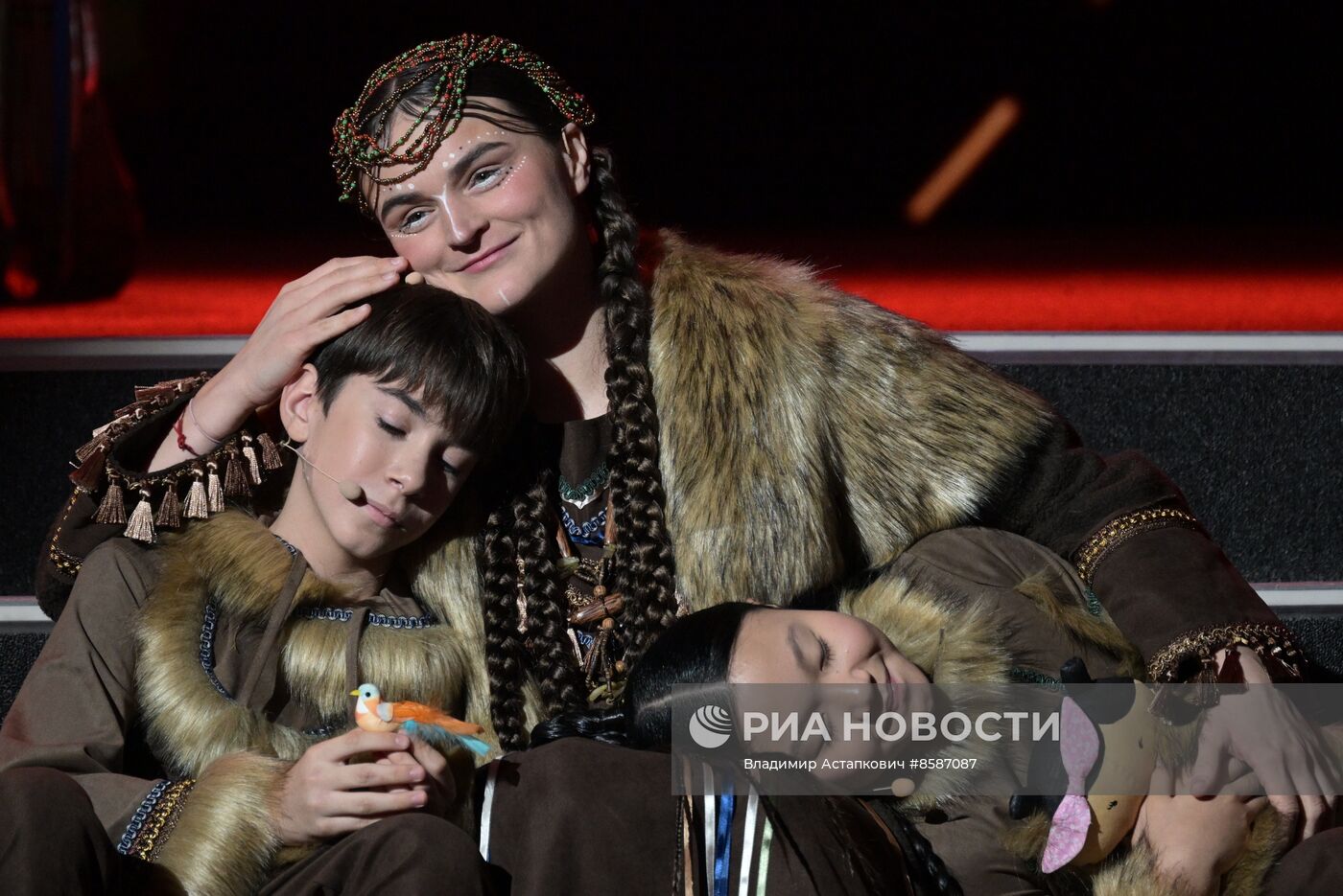 Выставка "Россия". "Мастерская чудес" - новогодние елки для детей участников СВО