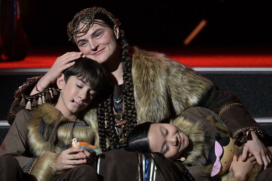 Международная выставка-форум "Россия"
"Мастерская чудес" - новогодние елки для детей участников СВО, павильон №75
Место: Россия, Москва. Автор: Владимир Астапкович/РИА Новости. Выставка "Россия". "Мастерская чудес" - новогодние елки для детей участников СВО