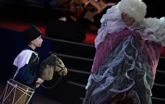 Международная выставка-форум "Россия"
"Мастерская чудес" - новогодние елки для детей участников СВО, павильон №75
Место: Россия, Москва. Автор: Владимир Астапкович/РИА Новости. Выставка "Россия". "Мастерская чудес" - новогодние елки для детей участников СВО