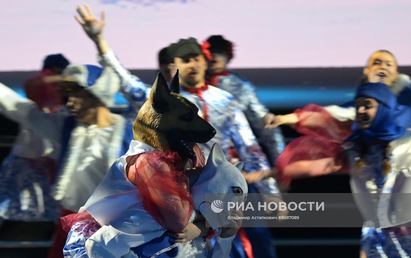 Выставка "Россия". "Мастерская чудес" - новогодние елки для детей участников СВО