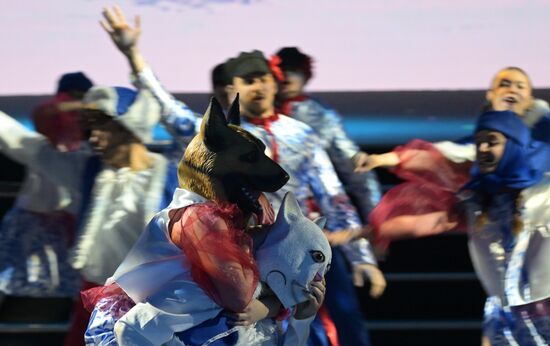 Международная выставка-форум "Россия"
"Мастерская чудес" - новогодние елки для детей участников СВО, павильон №75
Место: Россия, Москва. Автор: Владимир Астапкович/РИА Новости. Выставка "Россия". "Мастерская чудес" - новогодние елки для детей участников СВО