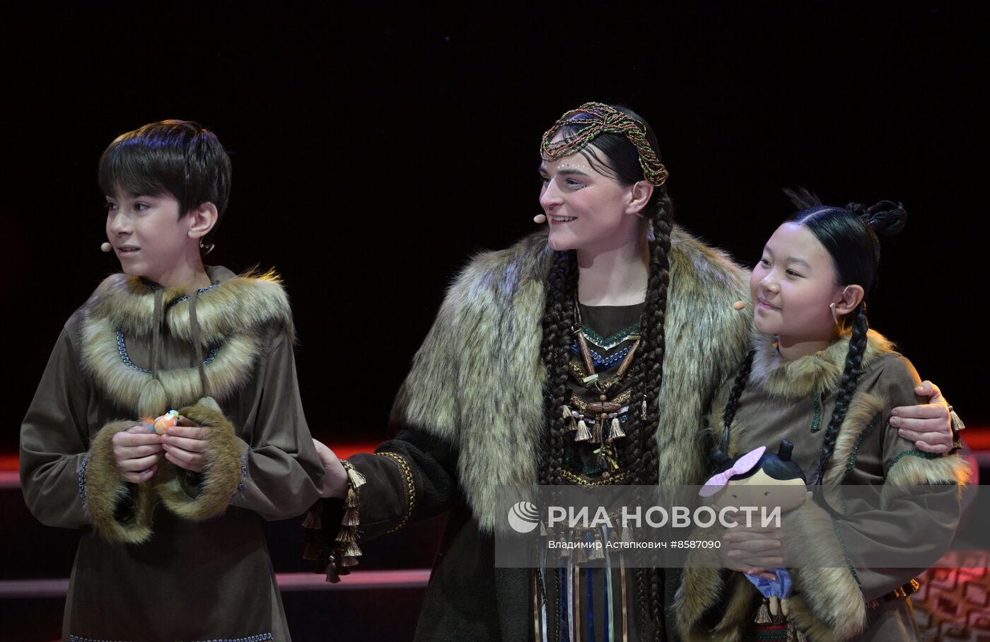 Выставка "Россия". "Мастерская чудес" - новогодние елки для детей участников СВО