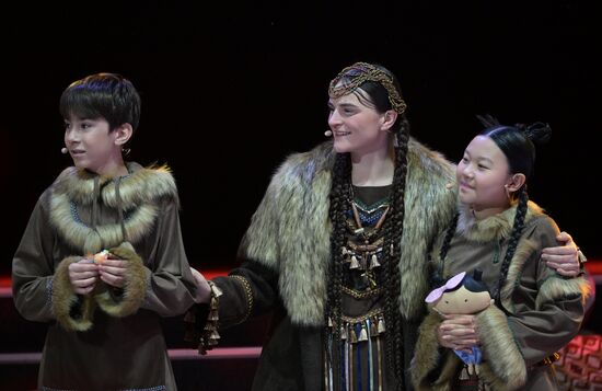 Международная выставка-форум "Россия"
"Мастерская чудес" - новогодние елки для детей участников СВО, павильон №75
Место: Россия, Москва. Автор: Владимир Астапкович/РИА Новости. Выставка "Россия". "Мастерская чудес" - новогодние елки для детей участников СВО