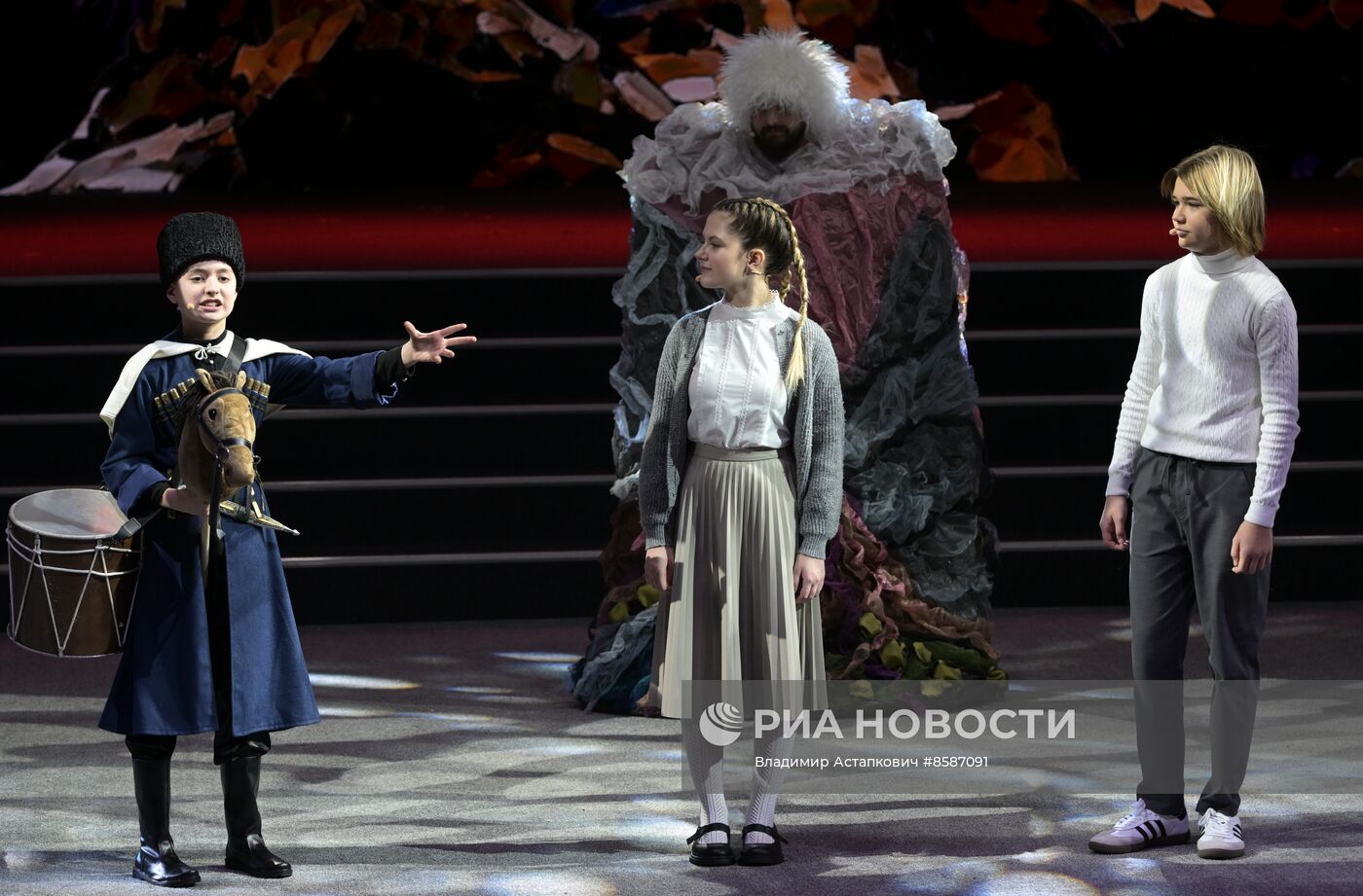 Выставка "Россия". "Мастерская чудес" - новогодние елки для детей участников СВО