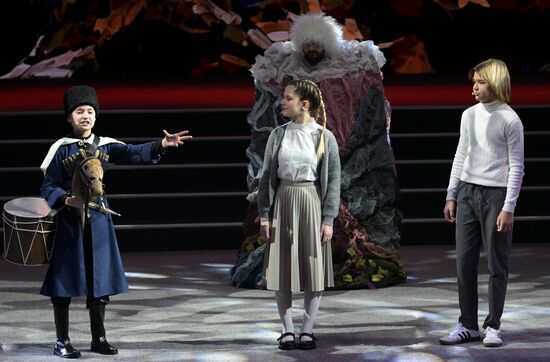 Международная выставка-форум "Россия"
"Мастерская чудес" - новогодние елки для детей участников СВО, павильон №75
Место: Россия, Москва. Автор: Владимир Астапкович/РИА Новости. Выставка "Россия". "Мастерская чудес" - новогодние елки для детей участников СВО