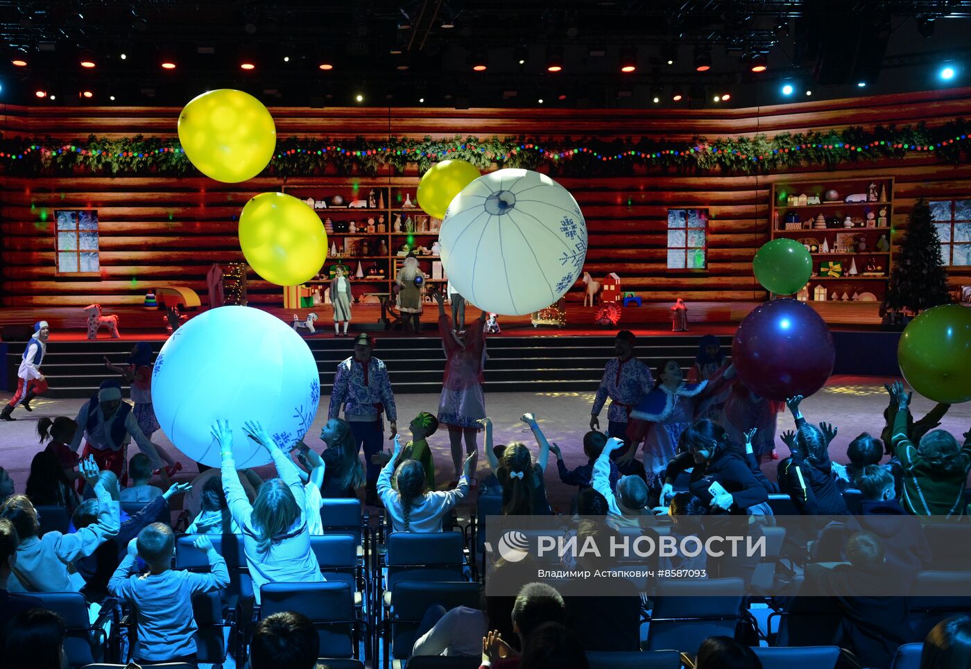 Выставка "Россия". "Мастерская чудес" - новогодние елки для детей участников СВО