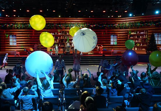 Международная выставка-форум "Россия"
"Мастерская чудес" - новогодние елки для детей участников СВО, павильон №75
Место: Россия, Москва. Автор: Владимир Астапкович/РИА Новости. Выставка "Россия". "Мастерская чудес" - новогодние елки для детей участников СВО