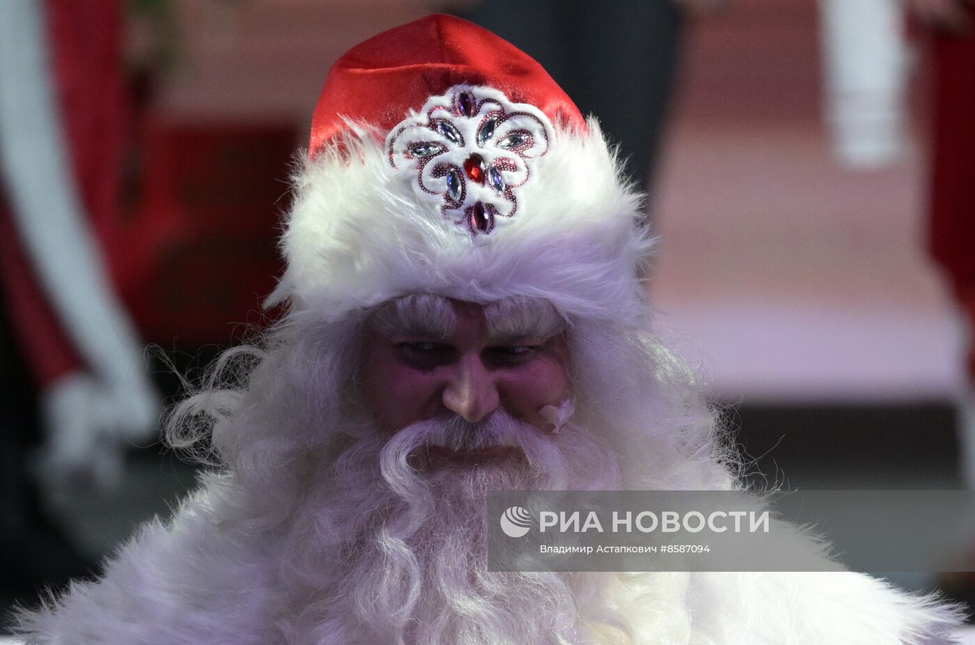 Выставка "Россия". "Мастерская чудес" - новогодние елки для детей участников СВО