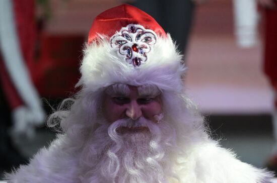 Международная выставка-форум "Россия"
"Мастерская чудес" - новогодние елки для детей участников СВО, павильон №75
Место: Россия, Москва. Автор: Владимир Астапкович/РИА Новости. Выставка "Россия". "Мастерская чудес" - новогодние елки для детей участников СВО