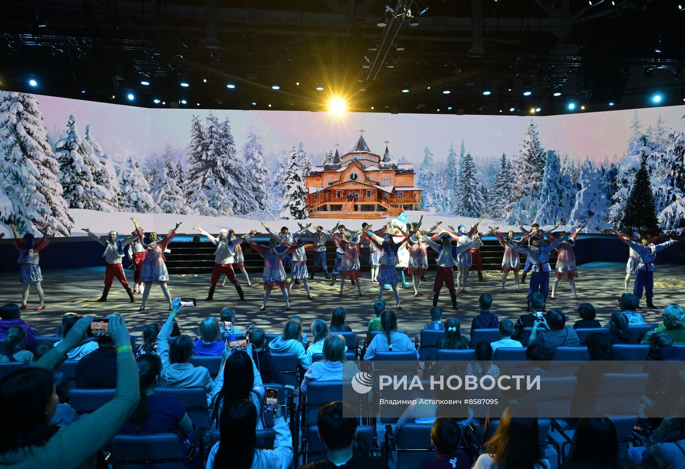 Выставка "Россия". "Мастерская чудес" - новогодние елки для детей участников СВО