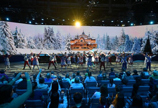 Международная выставка-форум "Россия"
"Мастерская чудес" - новогодние елки для детей участников СВО, павильон №75
Место: Россия, Москва. Автор: Владимир Астапкович/РИА Новости. Выставка "Россия". "Мастерская чудес" - новогодние елки для детей участников СВО