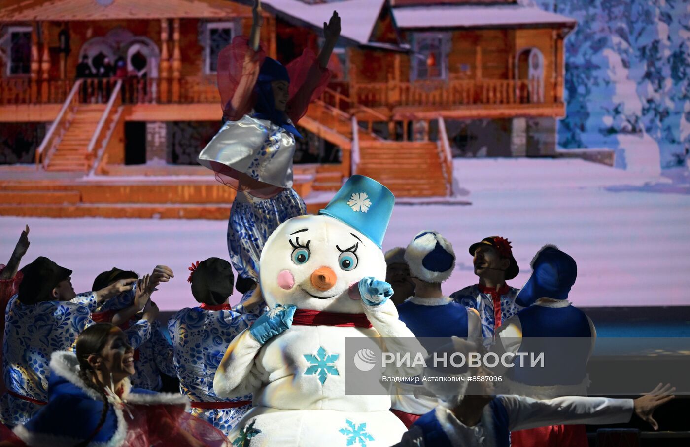 Выставка "Россия". "Мастерская чудес" - новогодние елки для детей участников СВО