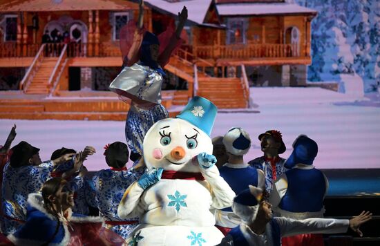 Международная выставка-форум "Россия"
"Мастерская чудес" - новогодние елки для детей участников СВО, павильон №75
Место: Россия, Москва. Автор: Владимир Астапкович/РИА Новости. Выставка "Россия". "Мастерская чудес" - новогодние елки для детей участников СВО