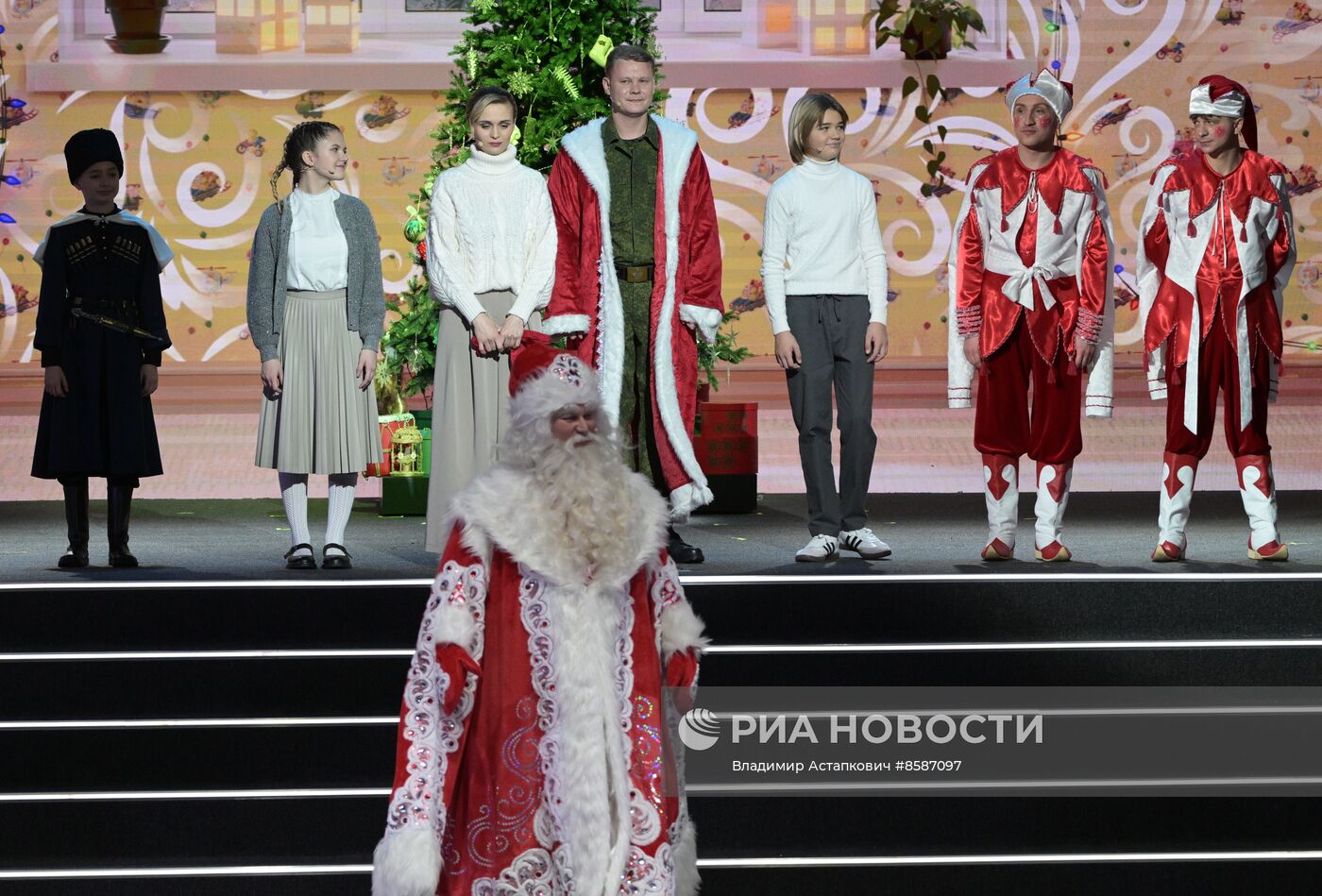 Выставка "Россия". "Мастерская чудес" - новогодние елки для детей участников СВО