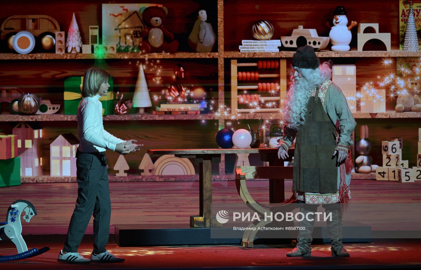 Выставка "Россия". "Мастерская чудес" - новогодние елки для детей участников СВО