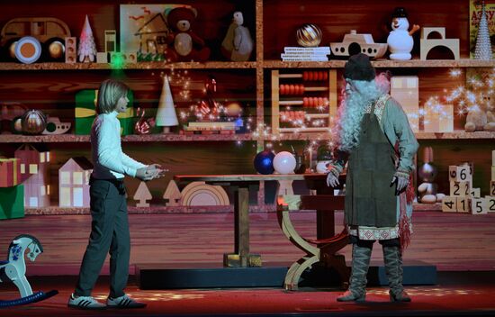 Международная выставка-форум "Россия"
"Мастерская чудес" - новогодние елки для детей участников СВО, павильон №75
Место: Россия, Москва. Автор: Владимир Астапкович/РИА Новости. Выставка "Россия". "Мастерская чудес" - новогодние елки для детей участников СВО