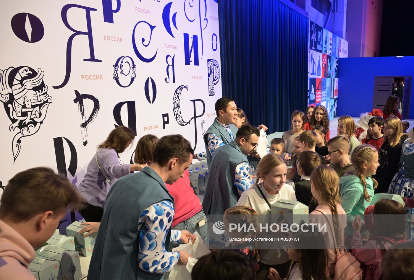 Выставка "Россия". "Мастерская чудес" - новогодние елки для детей участников СВО