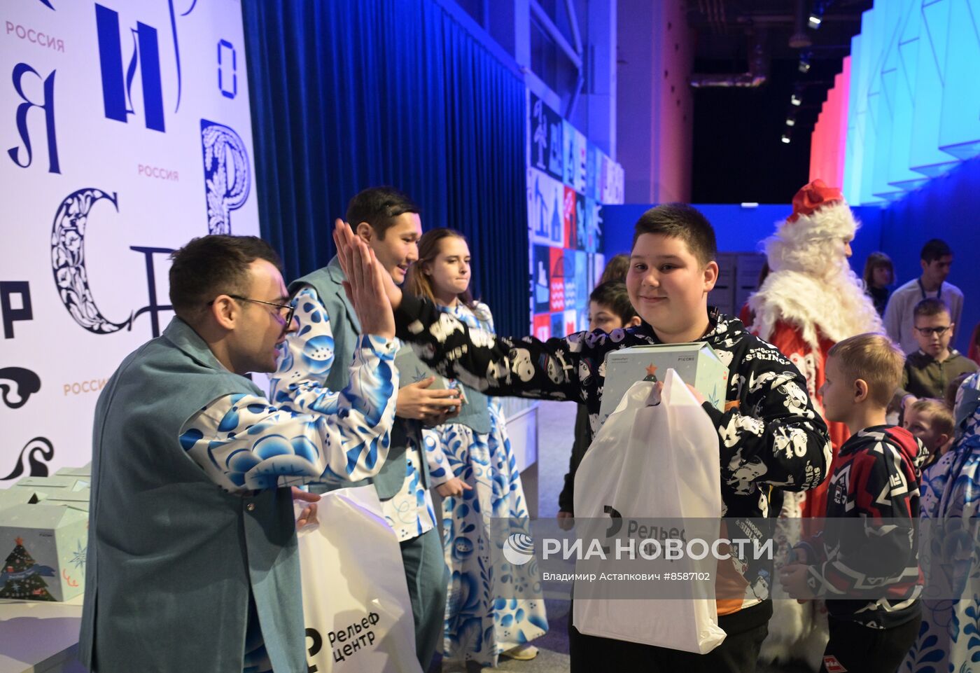 Выставка "Россия". "Мастерская чудес" - новогодние елки для детей участников СВО