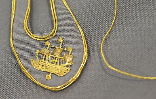 Выставка "Россия". Церемония прикрепления вышитой миниатюры "Санкт-Петербург" к арт-объекту Выставки "Вышитая карта России"