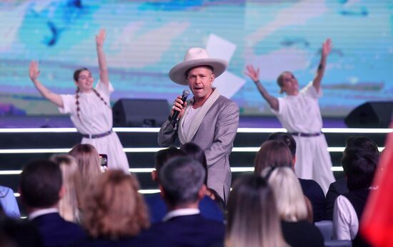 Международная выставка-форум "Россия"
Премия молодежных достижений "Время молодых", павильон №75
Митя Фомин, певец Место: Россия, Москва. Автор: Михаил Воскресенский/РИА Новости. Выставка "Россия". Финал конкурса профессионального мастерства Всероссийской премии молодежных достижений "Время молодых"