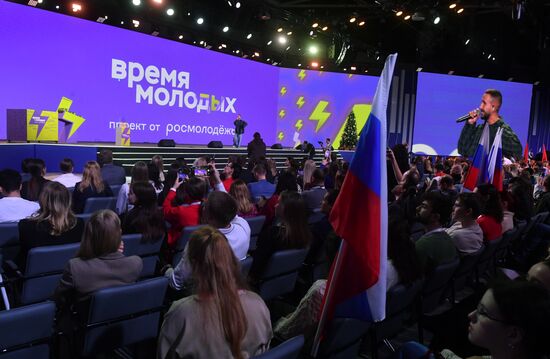 Международная выставка-форум "Россия"
Премия молодежных достижений "Время молодых", павильон №75
Сергей Приказчиков, солист группы "Пицца" (на экране) Место: Россия, Москва. Автор: Михаил Воскресенский/РИА Новости. Выставка "Россия". Премия молодежных достижений "Время молодых"