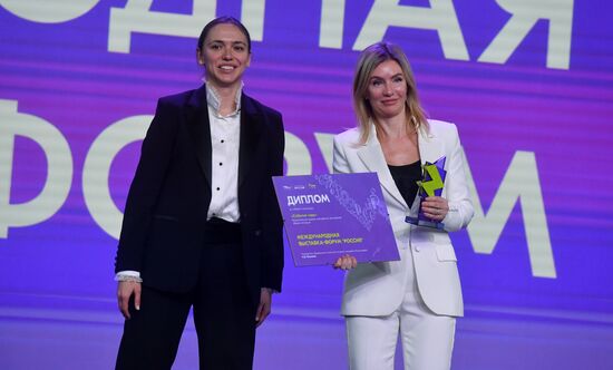 Международная выставка-форум "Россия"
Премия молодежных достижений "Время молодых". Номинация "Событие года", павильон №75
Ксения Разуваева, руководитель Федерального агентства по делам молодежи (Росмолодежь)
Анастасия Звягина, заместитель генерального директора АНО "Дирекция выставки достижений "Россия" (справа) Место: Россия, Москва. Автор: Михаил Воскресенский/РИА Новости. Выставка "Россия". Премия молодежных достижений "Время молодых"