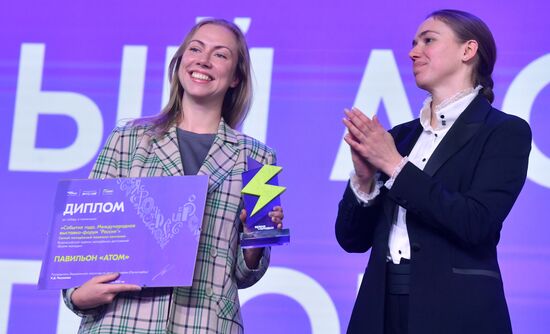 Международная выставка-форум "Россия"
Премия молодежных достижений "Время молодых". Номинация "Событие года". Самый молодежный павильон компании, павильон №75, справа:
Ксения Разуваева, руководитель Федерального агентства по делам молодежи (Росмолодежь) Место: Россия, Москва. Автор: Михаил Воскресенский/РИА Новости. Выставка "Россия". Премия молодежных достижений "Время молодых"