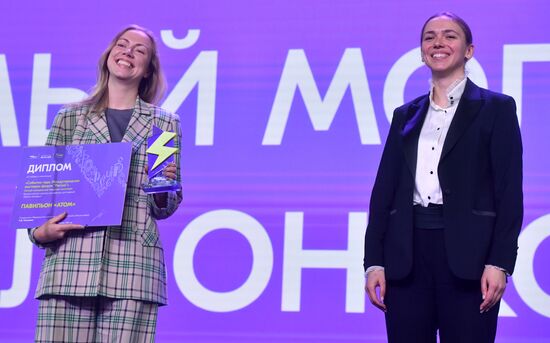 Международная выставка-форум "Россия"
Премия молодежных достижений "Время молодых". Номинация "Событие года". Самый молодежный павильон компании, павильон №75, справа:
Ксения Разуваева, руководитель Федерального агентства по делам молодежи (Росмолодежь) Место: Россия, Москва. Автор: Михаил Воскресенский/РИА Новости. Выставка "Россия". Премия молодежных достижений "Время молодых"