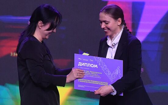 Международная выставка-форум "Россия"
Премия молодежных достижений "Время молодых". Номинация "Событие года". Самый молодежный павильон ведомства, павильон №75, справа:
Ксения Разуваева, руководитель Федерального агентства по делам молодежи (Росмолодежь) Место: Россия, Москва. Автор: Михаил Воскресенский/РИА Новости. Выставка "Россия". Премия молодежных достижений "Время молодых"