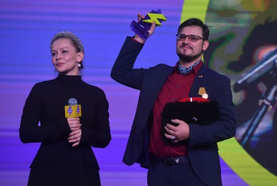 Международная выставка-форум "Россия"
Премия молодежных достижений "Время молодых". Номинация "Друг России", павильон №75
Юлия Пересильд, актриса
Илья Бонакер, победитель номинации Место: Россия, Москва. Автор: Михаил Воскресенский/РИА Новости. Выставка "Россия". Премия молодежных достижений "Время молодых"