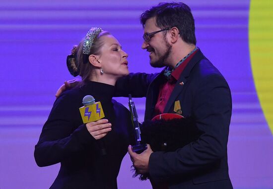 Международная выставка-форум "Россия"
Премия молодежных достижений "Время молодых". Номинация "Друг России", павильон №75
Юлия Пересильд, актриса
Илья Бонакер, победитель номинации Место: Россия, Москва. Автор: Михаил Воскресенский/РИА Новости. Выставка "Россия". Премия молодежных достижений "Время молодых"