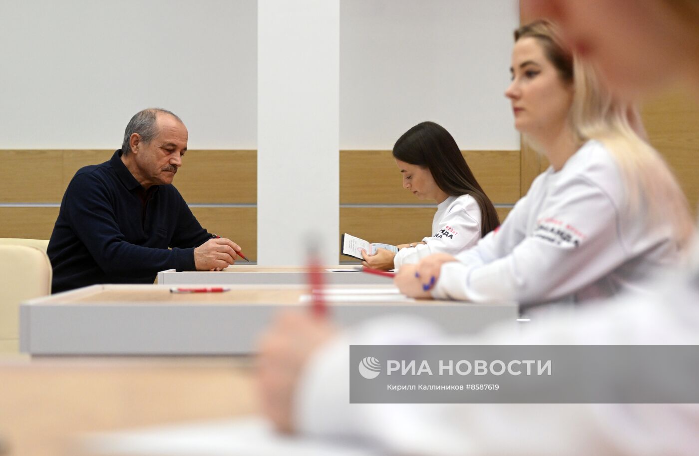 Сбор подписей в поддержку кандидата в президенты РФ В. Путина